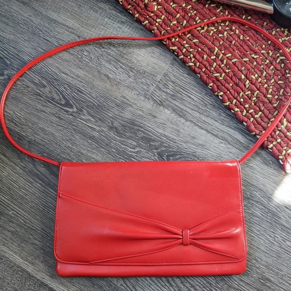 Cute Red vinyl shoulder purse with bow detail on flap - Picture 3 of 5